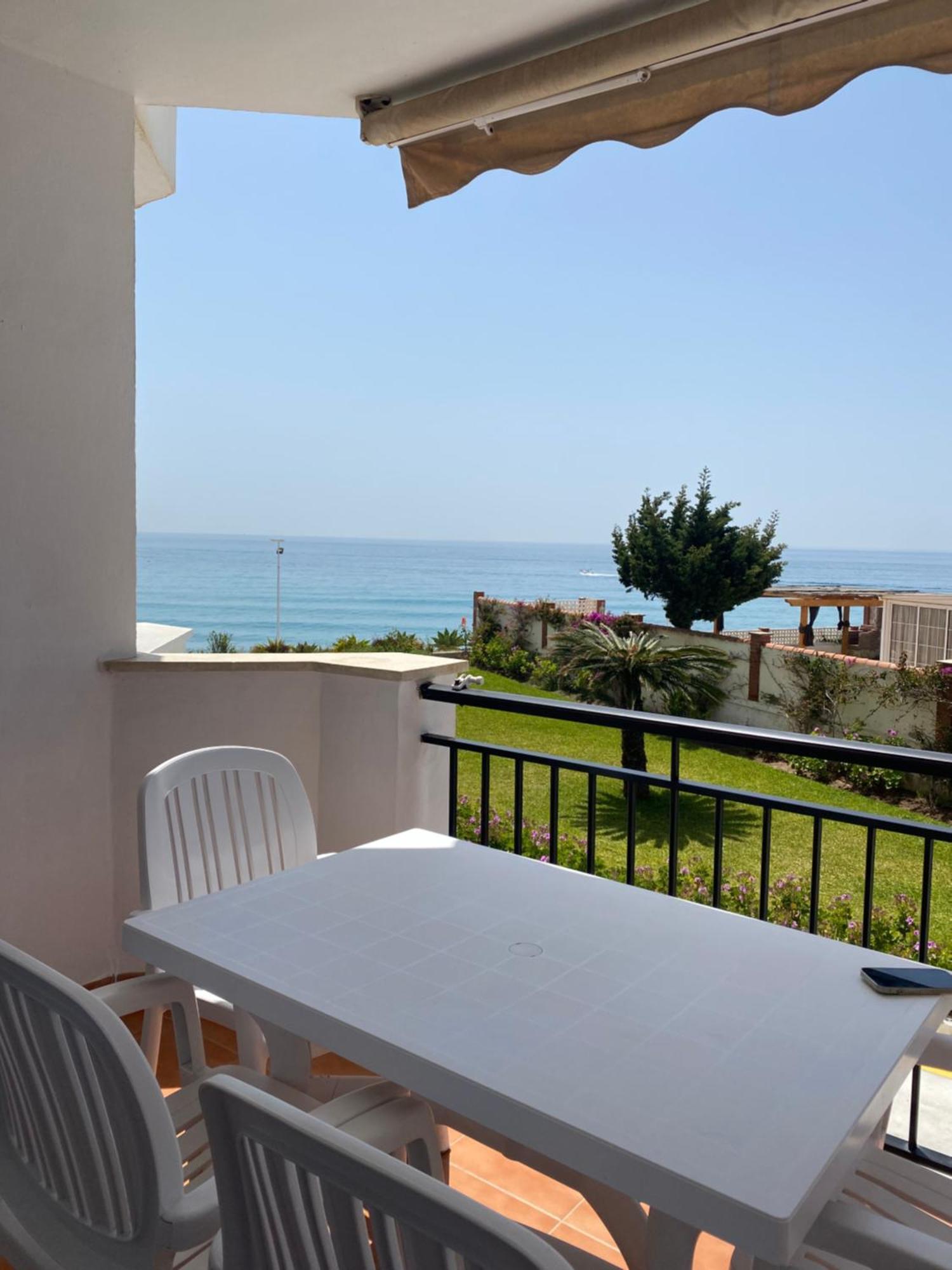 Apartamento A Pie De Playa. Nerja Bagian luar foto
